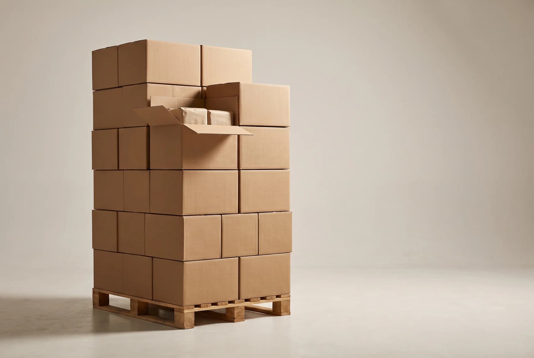 Tarima con cajas de despacho apiladas